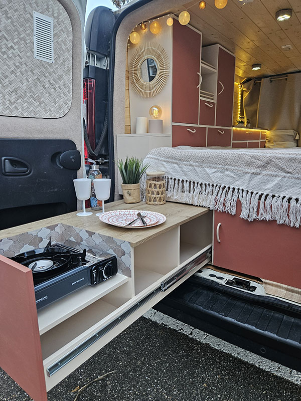 Fabrication de cuisines compactes pour vans aménagés en Alsace