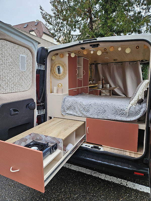Vue arrière d'un fourgon aménagé par un ébéniste spécialisé dans l’aménagement de van en Alsace
