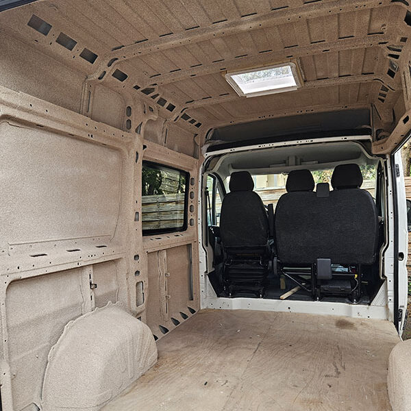 Isolation naturelle intérieure d’un Peugeot Boxer réalisée au liège projeté, première étape d’un aménagement complet sur mesure par Cosy Van à Strasbourg, inspiration nature et vie nomade