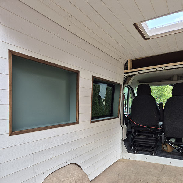 Habillage complet d’un Peugeot Boxer aménagé par Cosy Van à Strasbourg : lambris blanc épicéa, moquette isolante et sol en lino pour une isolation optimale en van aménagé.