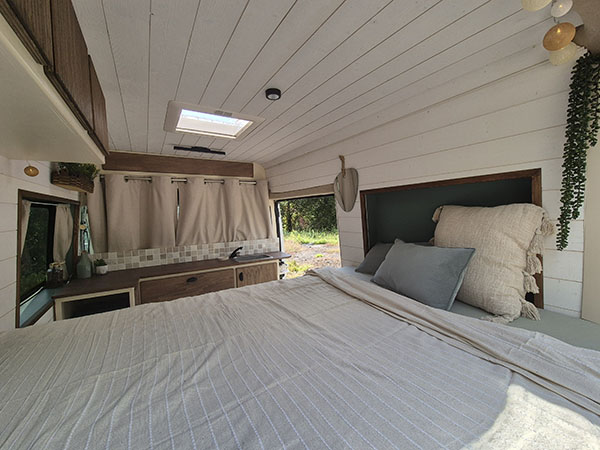 Banquette lit dans un Peugeot Boxer dans un van aménagé éco-respnsable à Strasbourg