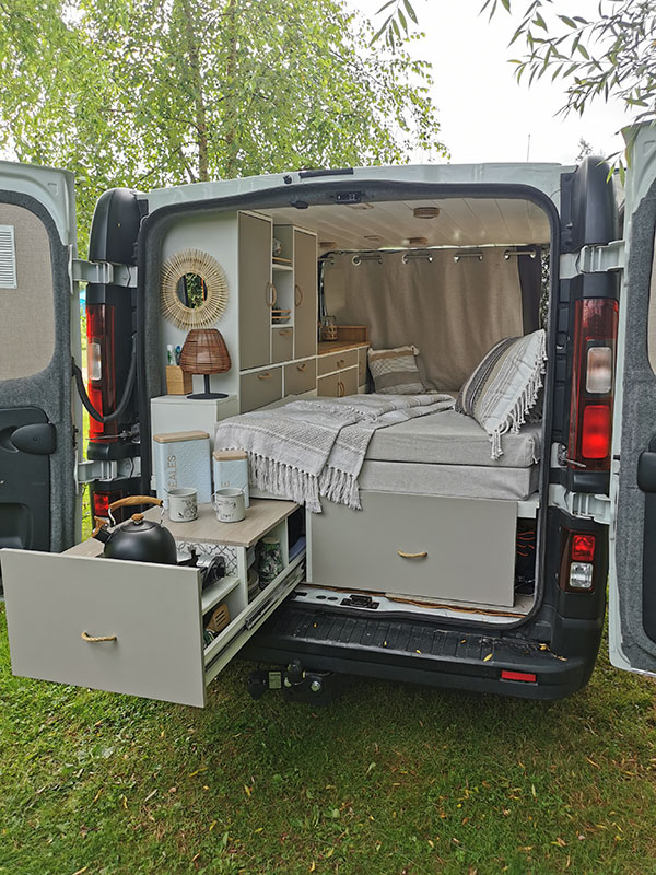 Cuisine extérieure compacte en bois sur mesure dan un Renault Trafic aménagé pour des road trips en Alsace.
